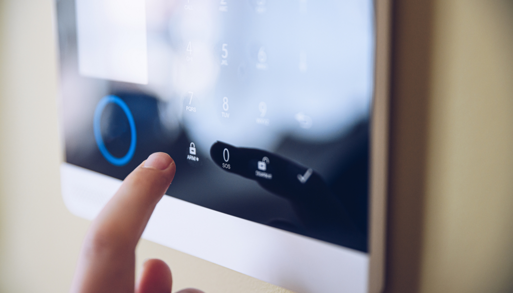 une personne active une alarme shield security